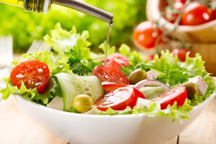 Как разнообразить салат: 10 альтернатив оливковому маслу