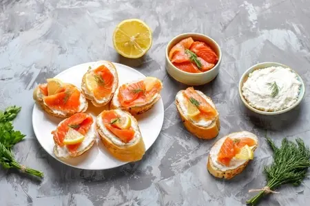 Восемь праздничных закусок с красной рыбой