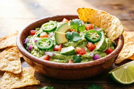 Мексиканский вкус в одной миске: готовим классический гуакамоле с авокадо, помидорами и чесноком