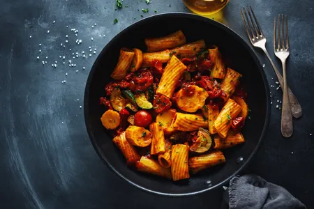Сытный ужин без хлопот: макароны с тушёнкой, приготовленные на сковороде за полчаса