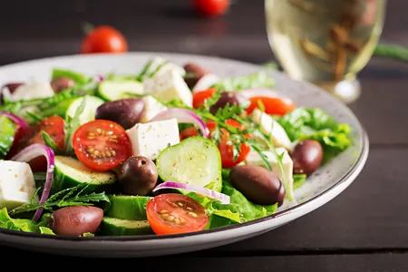 Три самых вкусных рецепта греческого салата проверены временем и солнцем: классика и неожиданные вариации