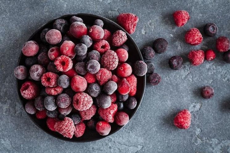 Замороженные ягоды: как правильно использовать и что приготовить