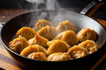 Как вкусно пожарить пельмени на сковороде: пошаговый рецепт