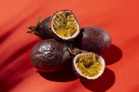 Маракуйя: что это за фрукт, как есть, польза, вред, вкус, калорийность, 3 простых и вкусных рецепта