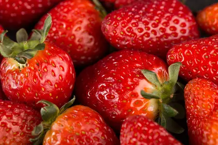 Клубника: что это за ягода, сорта, польза, вред, калорийность, 3 рецепта вкусных блюд