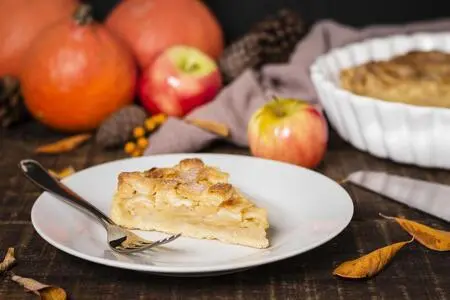Что такое шарлотка с яблоками?