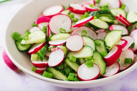 Салаты с редисом: вкусные и полезные рецепты для каждого дня