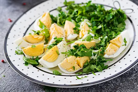 Салаты с яйцом и зеленью: лучшие рецепты, советы и идеи для вкусных блюд