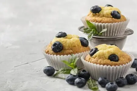 Летние маффины с ягодами - вкусное и освежающее лакомство для жарких дней