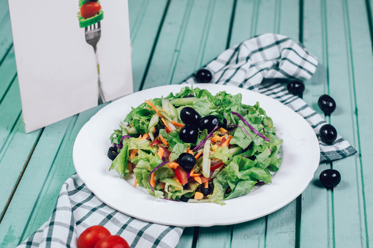 разнообразные блюда с зеленью на столе