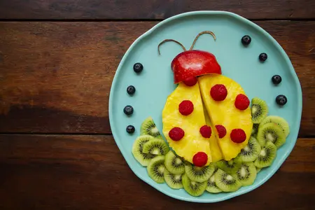 Детские фруктовые салаты: полезные и вкусные рецепты для малышей