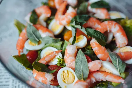 Тайские салаты с креветками: необычные вкусовые комбинации и секреты приготовления