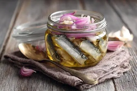 Мягкая сельдь в масле с лучком и уксусом: традиционный рецепт на любой стол