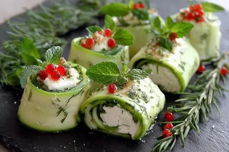 Овощные роллы с мягким сыром и свежей зеленью: свежий вкус и польза в каждом укусе