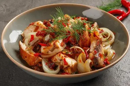 Сельдь с луком и острым соусом в мультиварке: вкусное и простое блюдо для любого дня