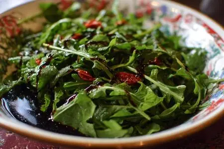 Листовой зеленый салат с рукколой и бальзамическим уксусом: свежесть и вкус в каждой ложке