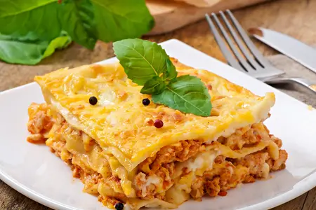 Как приготовить вкусную лазанью: что это за блюдо, нужно ли отваривать листы, 10 лучших домашних рецептов