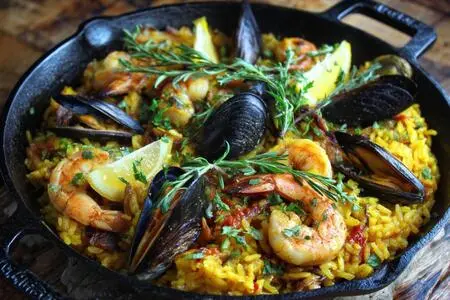 Испанская паэлья с морепродуктами и шафраном: как приготовить настоящий деликатес дома