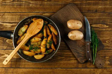 Семь самых вкусных рецептов картошки с сушеными грибами: варим, жарим, тушим, печем пироги