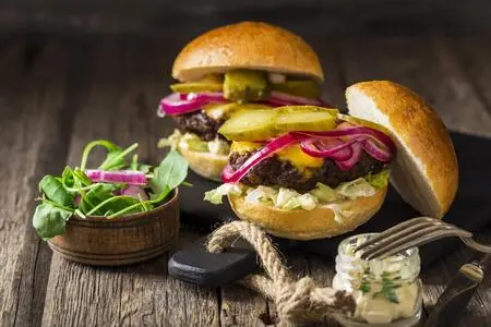 Мини-бургеры с мини-куском мяса и микрозелёными листиками