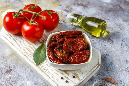 Вяленые томаты в стеклянных бутылках