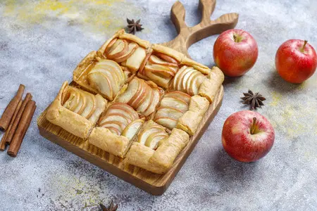 Чудесный десерт: слоёный пирог с карамелизированными яблоками