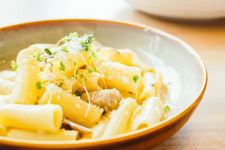 Макаронные изделия с топпингом из тёртого сыра