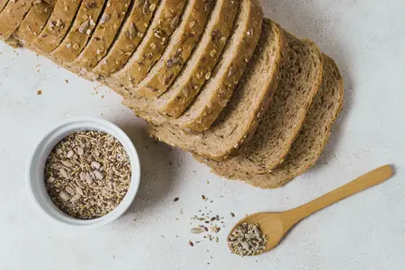 Натуральный злаковый хлеб с зернами и семенами