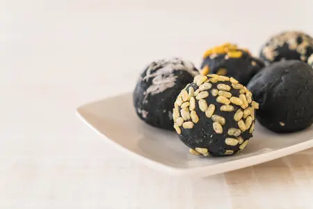 Творожные шарики с шоколадом и орехами