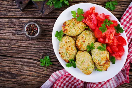 Вкусные биточки из индейки с луком и сыром