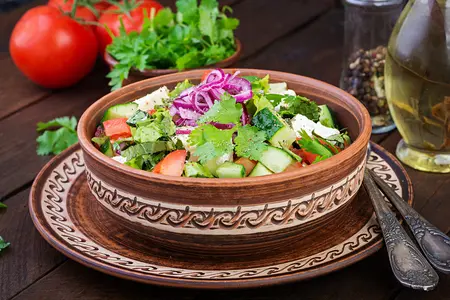 Грузинский салат с огурцами и кинзой