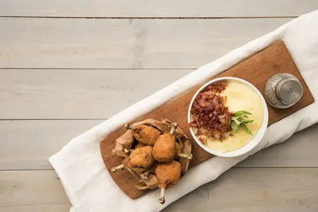 Курица с картофельным пюре и корнишонами