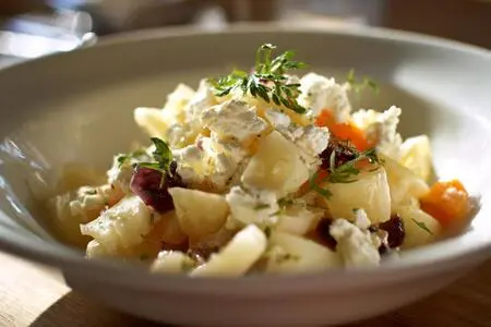 Салат из свежего корня сельдерея с козьим сыром: вкусное и полезное сочетание