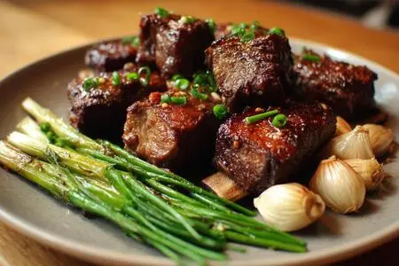 Запечённые кусочки бараньих рёбрышек с чесноком: вкусный рецепт для настоящих гурманов