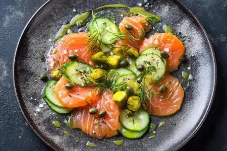 Карпаччо из лосося с маринованными огурчиками: легкое и изысканное блюдо для ценителей морских деликатесов