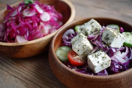 Салат греческого типа с редисом и краснокочанным салатом: вкусно, полезно, просто