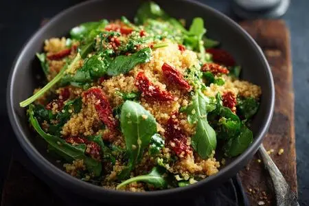 Веганский салат с киноа и сушеными томатами: вкусное и полезное блюдо для каждого