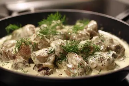 Куриные сердечки в белом соусе: вкусно и быстро