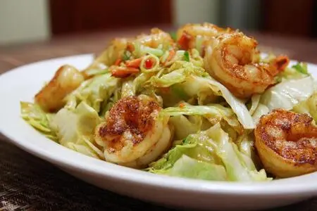 Пекинская капуста с фунчозой и жареными креветками: вкусное и полезное блюдо для каждого