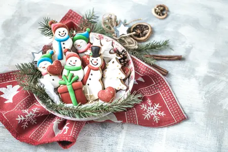 Украшаем новогоднюю ёлку вкусными символическими украшениями
