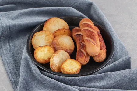 Классический немецкий жареный картофель с сардельками