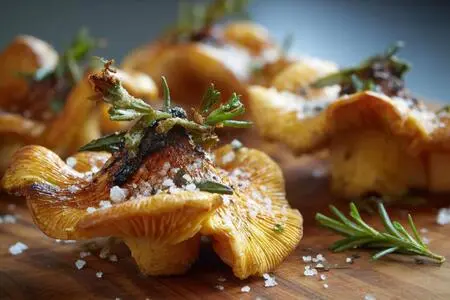 Солёные грузди - закуска, перед которой невозможно устоять