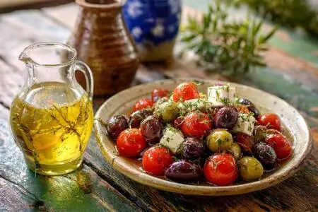 Греческая кухня известна всему миру благодаря её рецепту оливы