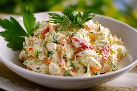 Крабовый салат: самый вкусный и простой рецепт