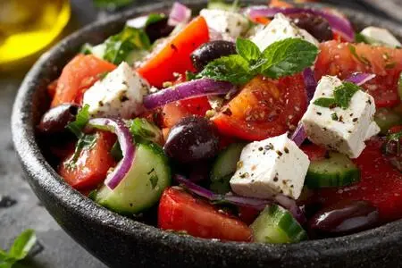 Греческий салат: 3 самых вкусных рецепта, проверенных временем и солнцем