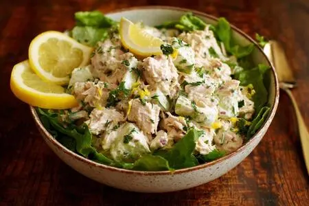 Классический рецепт салата с консервированным тунцом: вкус, простота и идеи для праздничного стола