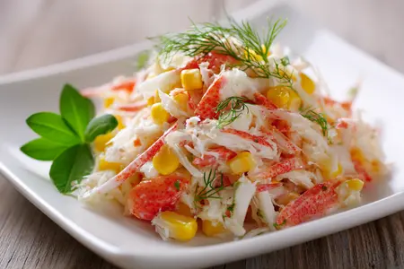 Очень вкусный салат с крабовыми палочками и кукурузой по классическому рецепту