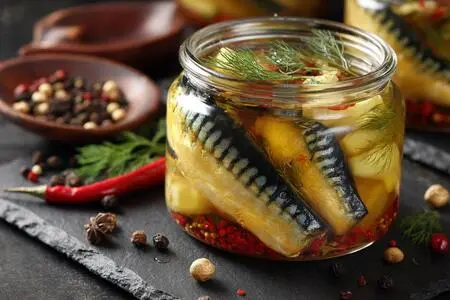 Как засолить скумбрию в домашних условиях? 3 очень вкусных рецепта