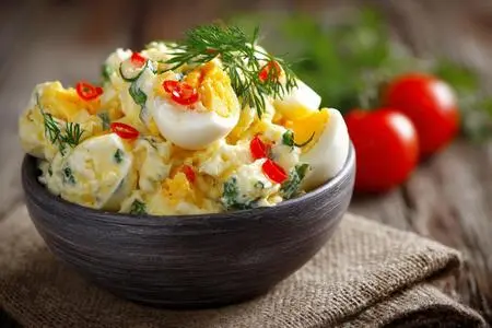 Вкусные салаты с яйцами: 5 проверенных рецептов в домашних условиях