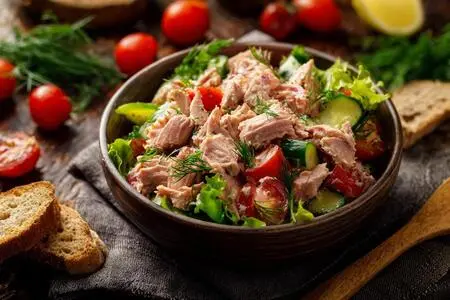 3 вкусных и сочных салата с консервированным тунцом: рецепты приготовления в домашних условиях